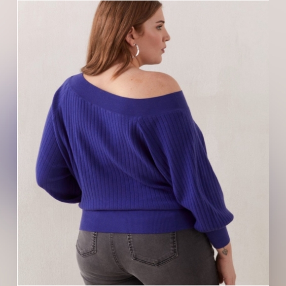 Asymmetrical Off Shoulder Sweater - Picture 2 of 4